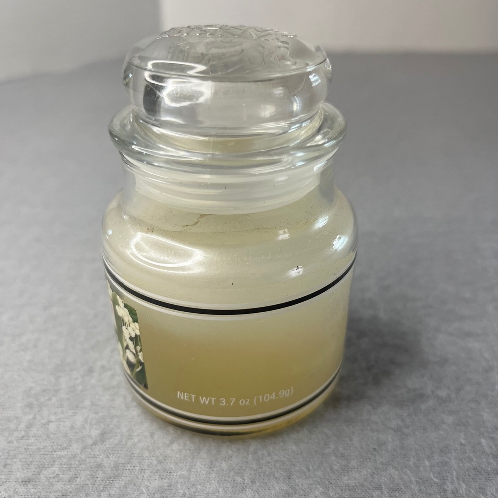 Yankee Candle Lily of the Valley Housewarmer Small Jar Candle 3.7 oz 1020839 - Picture 2 of 4